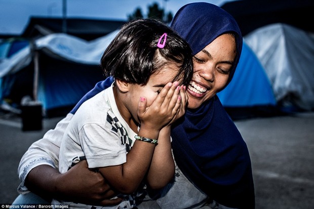 Đằng sau hàng dây thép gai trại tị nạn, vẫn ngời sáng những ánh mắt trẻ thơ an yên, hạnh phúc - Ảnh 15.