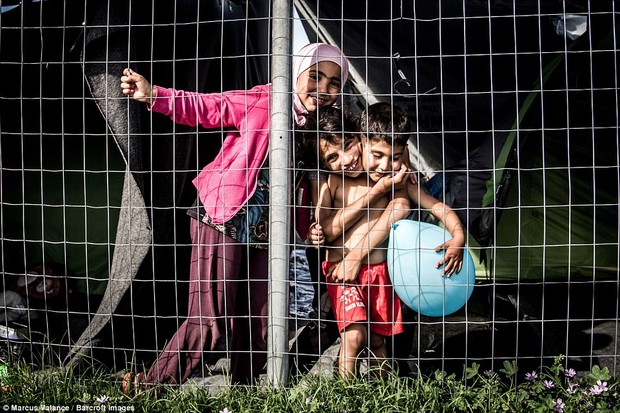 Đằng sau hàng dây thép gai trại tị nạn, vẫn ngời sáng những ánh mắt trẻ thơ an yên, hạnh phúc - Ảnh 2.