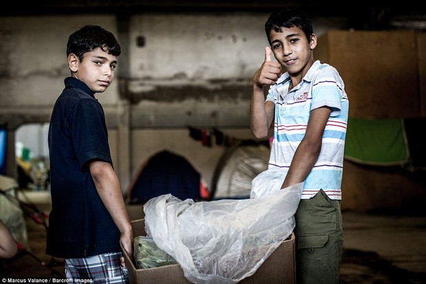 Đằng sau hàng dây thép gai trại tị nạn, vẫn ngời sáng những ánh mắt trẻ thơ an yên, hạnh phúc - Ảnh 4.