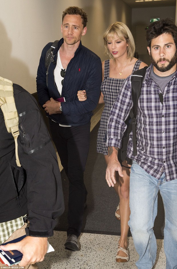 Hẹn hò Tom Hiddleston, Taylor Swift khiến fan cuồng đến tận nhà khóc lóc - Ảnh 2.