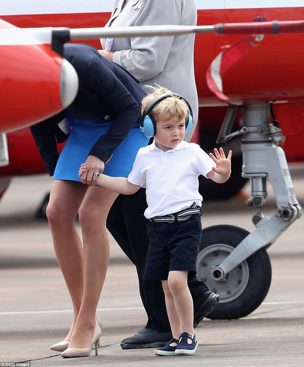 Hoàng tử nhí George thích thú khi xuất hiện trong buổi trình diễn không quân quân đội Anh - Ảnh 12.