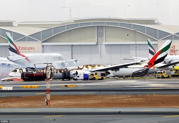 Lính cứu hỏa hy sinh khi giải cứu các hành khách trên máy bay bốc cháy ở Dubai - Ảnh 6.