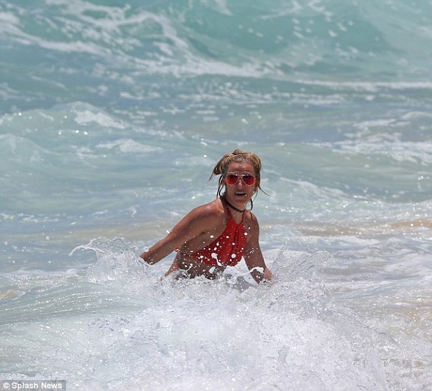 Britney Spears panicked because she almost drowned on the Hawaiian beach - Photo 1.