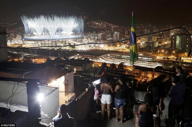 Chùm ảnh: Sự chênh lệch giàu nghèo đáng suy ngẫm tại Rio trong đêm khai mạc Olympic 2016 - Ảnh 2.