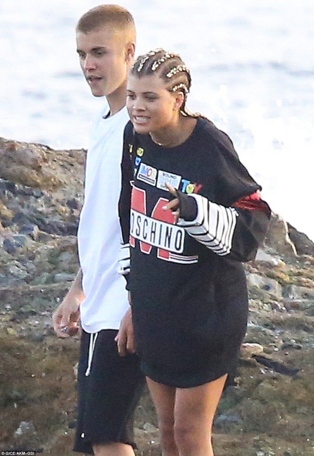 Justin Bieber is affectionately holding hands with Lionel Richie's 17-year-old daughter - Photo 2.