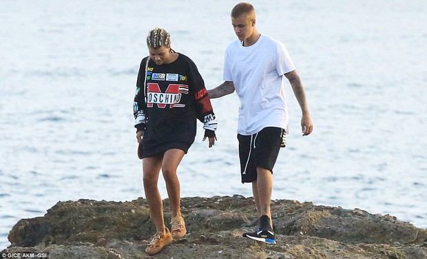 Justin Bieber is affectionately holding hands with Lionel Richie's 17-year-old daughter - Photo 7.