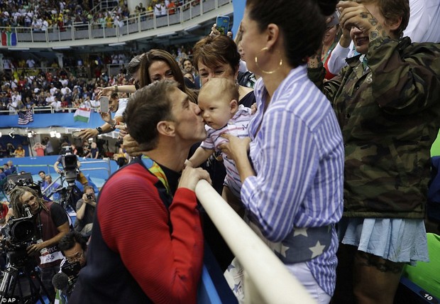 Michael Phelps hạnh phúc khóa môi bà xã hoa hậu trong ngày giành cú đúp vàng - Ảnh 5.