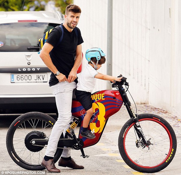 Pique giản dị đạp xe đưa con trai đi nhà trẻ - Ảnh 1.