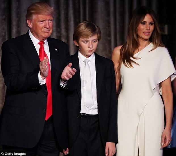 Bà Melania Trump cùng cậu út Barron sẽ không chuyển vào Nhà Trắng - Ảnh 1.