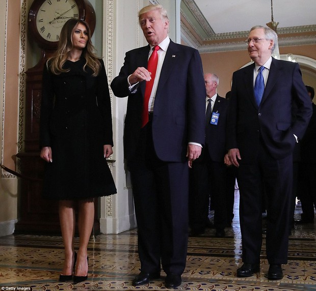 Melania Trump xinh đẹp nhưng căng thẳng trong lần đầu gặp Đệ nhất phu nhân Michelle Obama tại nhà Trắng - Ảnh 3.