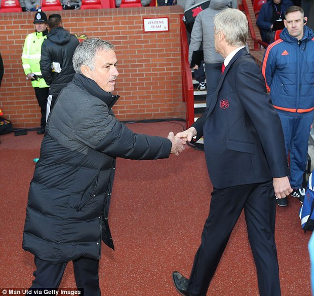 Mourinho và Wenger bắt tay mà chẳng thèm nhìn nhau lấy nửa con mắt - Ảnh 3.