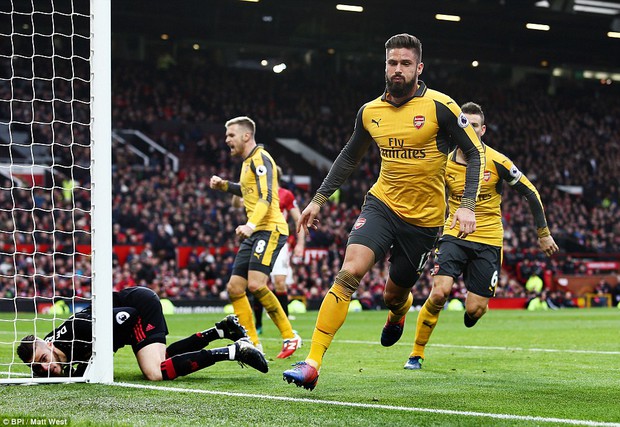 Xem lại 2 tình huống Man Utd mất oan phạt đền dù cầu thủ Arsenal phạm lỗi mười mươi - Ảnh 5.