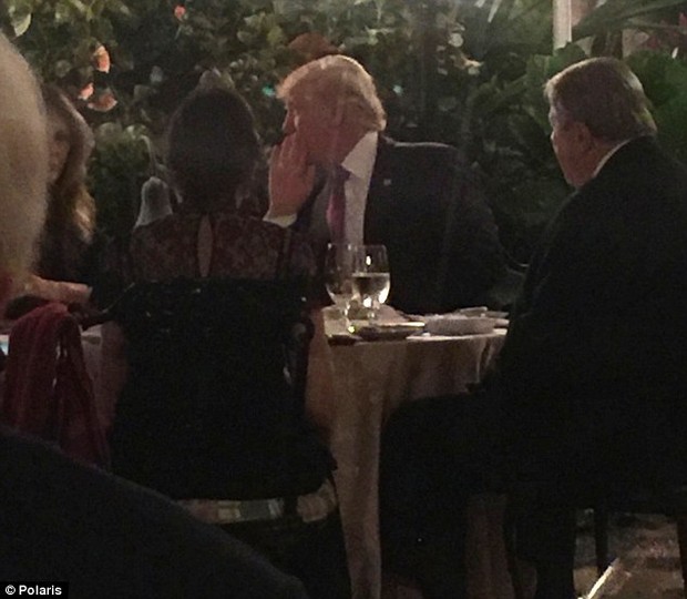 Ông Donald Trump ăn tối ngoài trời cùng vợ và cậu út Barron dịp lễ Tạ ơn - Ảnh 5.