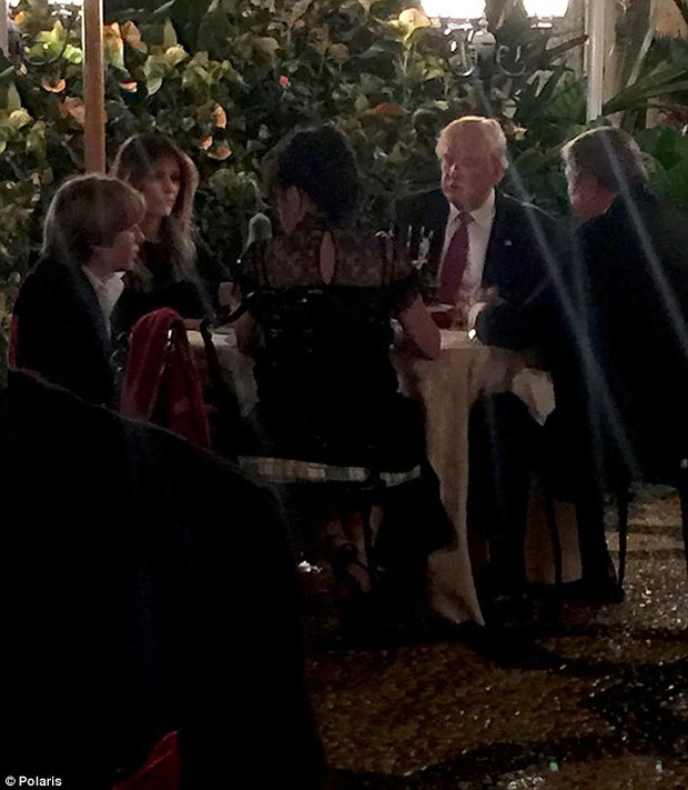 Ông Donald Trump ăn tối ngoài trời cùng vợ và cậu út Barron dịp lễ Tạ ơn - Ảnh 1.