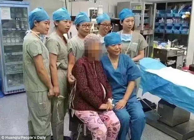 Trung Quốc: Đau khổ vì đứa con duy nhất qua đời, bà mẹ 64 tuổi vẫn quyết sinh con, bé trai nặng 3,7kg - Ảnh 1.