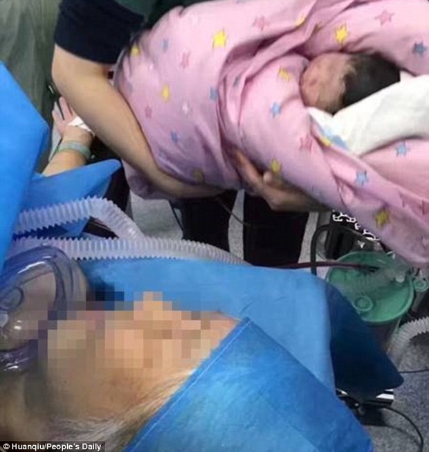 Trung Quốc: Đau khổ vì đứa con duy nhất qua đời, bà mẹ 64 tuổi vẫn quyết sinh con, bé trai nặng 3,7kg - Ảnh 2.