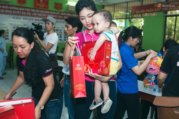 Không váy áo lộng lẫy, Hoa hậu Đỗ Mỹ Linh và 2 Á hậu vẫn xinh tươi khi đi từ thiện sau đăng quang - Ảnh 4.