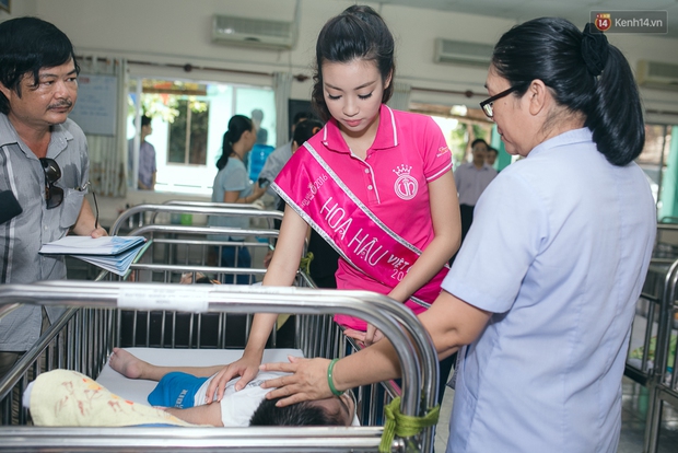 Không váy áo lộng lẫy, Hoa hậu Đỗ Mỹ Linh và 2 Á hậu vẫn xinh tươi khi đi từ thiện sau đăng quang - Ảnh 5.