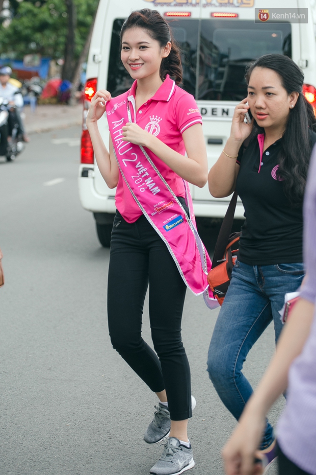 Không váy áo lộng lẫy, Hoa hậu Đỗ Mỹ Linh và 2 Á hậu vẫn xinh tươi khi đi từ thiện sau đăng quang - Ảnh 3.