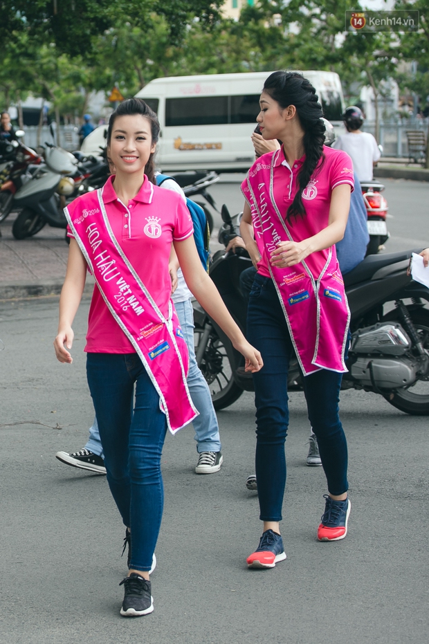Không váy áo lộng lẫy, Hoa hậu Đỗ Mỹ Linh và 2 Á hậu vẫn xinh tươi khi đi từ thiện sau đăng quang - Ảnh 2.