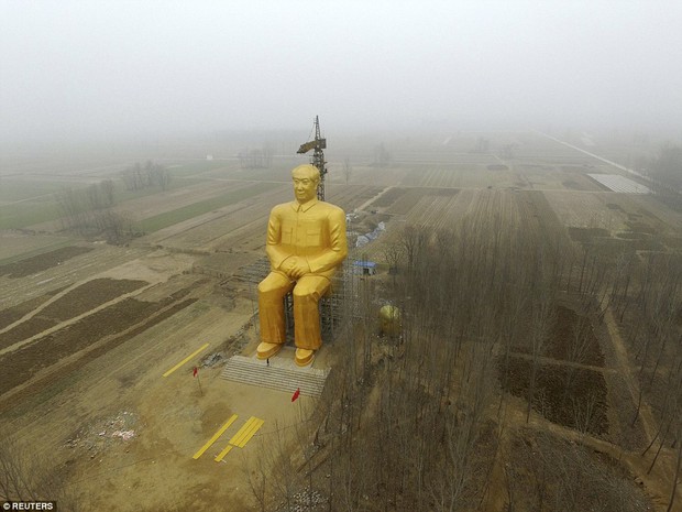 Dân Trung Quốc dựng tượng Mao Trạch Đông khổng lồ màu vàng ròng - Ảnh 1.