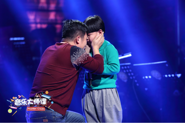 Gặp gỡ cậu bé 7 tuổi từng hát tặng người cha nghiện smartphone khiến người dân Trung Quốc chấn động - Ảnh 5.