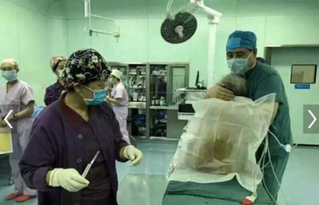 Ôm bệnh nhân 102 tuổi suốt ca phẫu thuật, bác sĩ Trung Quốc gây xúc động mạnh - Ảnh 2.
