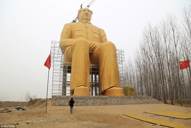 Dân Trung Quốc dựng tượng Mao Trạch Đông khổng lồ màu vàng ròng - Ảnh 6.