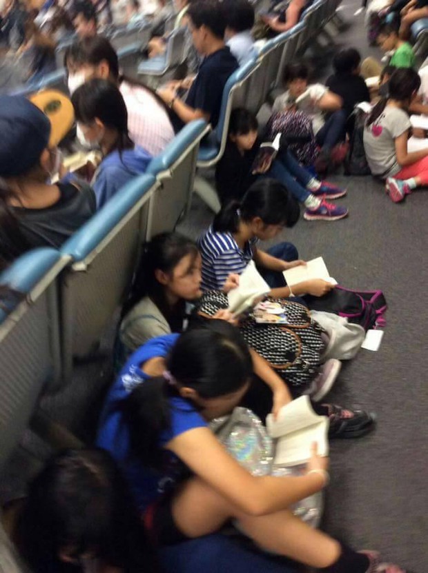Thay vì cắm mặt vào smartphone, trẻ em Nhật lại chăm chú đọc sách khi đợi chờ ở sân bay - Ảnh 3.