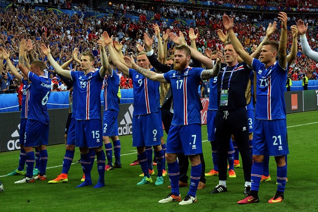 Bình luận viên Iceland như phát điên sau bàn thắng vàng của Traustason - Ảnh 4.