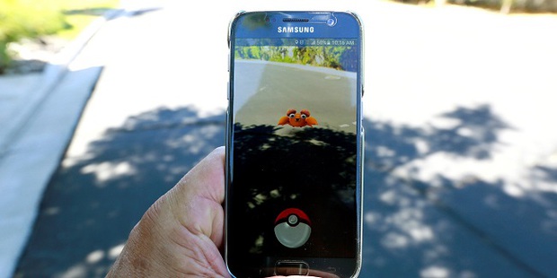 Ném Pokéball bách phát bách trúng với miếng dán màn hình này - Ảnh 1.