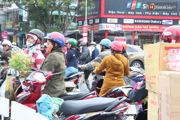 Thu dọn hoa trang trí tại bùng binh, người dân Đà Nẵng đến gom hoa về trồng - Ảnh 4.