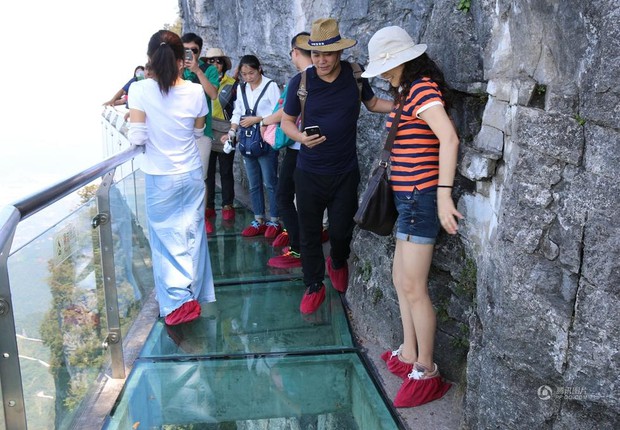 Đang tham quan cầu kính cao nhất thế giới, nữ du khách gặp tai nạn đá rơi liểng xiểng - Ảnh 6.