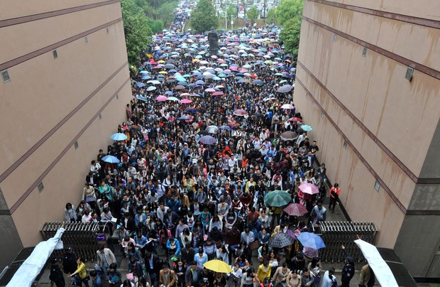 Trung Quốc: Hơn 100.000 thí sinh đội mưa đi thi tuyển công chức - Ảnh 3.