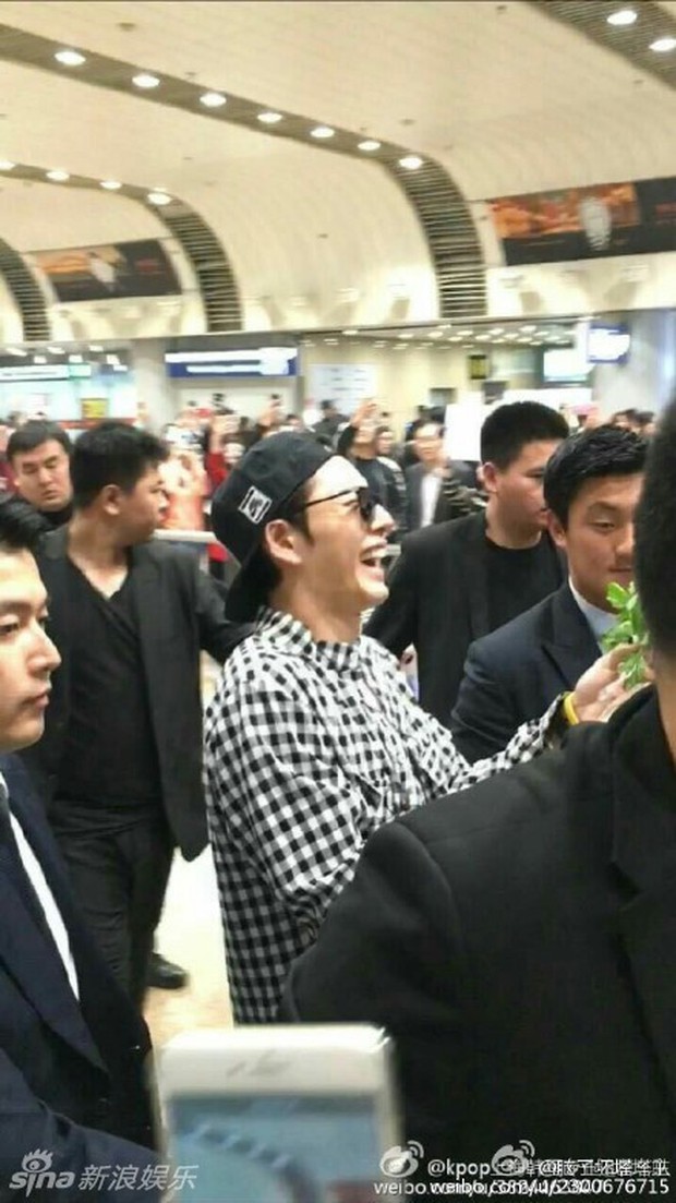 Park Hae Jin cười như được mùa giữa sân bay khi được fan tặng một bó... cần tây - Ảnh 4.
