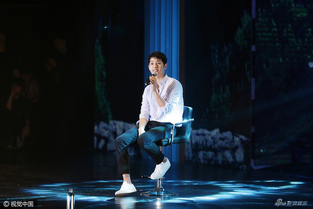 Song Joong Ki âu yếm buộc tóc cho fan tại sự kiện fan meeting - Ảnh 2.
