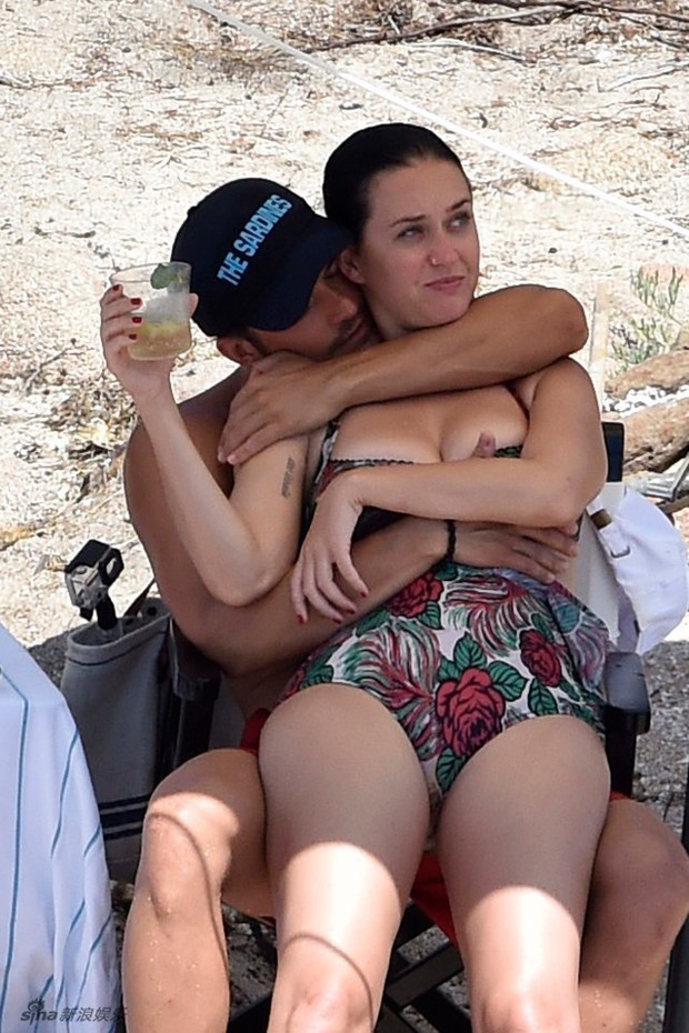 After a series of raunchy photos, Orlando Bloom placed his naughty hand on Katy Perry's bust - Photo 6.