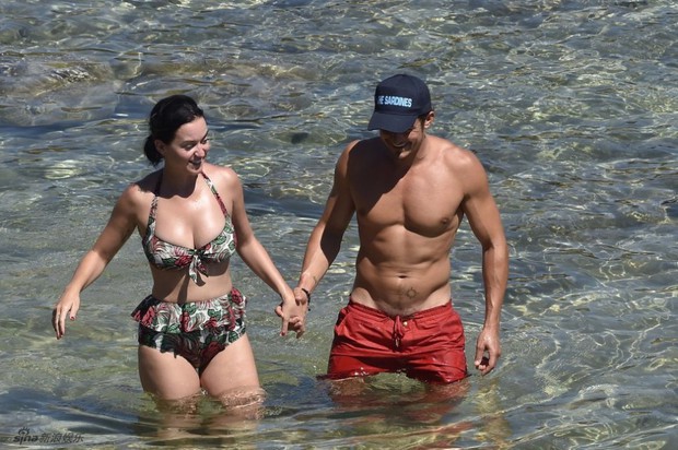 After a series of raunchy photos, Orlando Bloom placed his naughty hand on Katy Perry's bust - Photo 4.