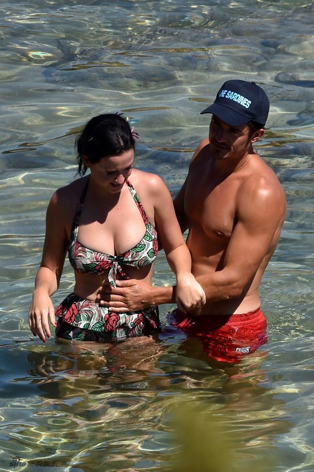 After a series of raunchy photos, Orlando Bloom placed his naughty hand on Katy Perry's bust - Photo 3.