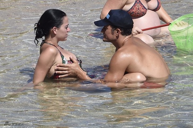 After a series of raunchy photos, Orlando Bloom placed his naughty hand on Katy Perry's bust - Photo 7.