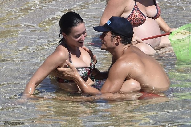 After a series of raunchy photos, Orlando Bloom placed his naughty hand on Katy Perry's bust - Photo 8.