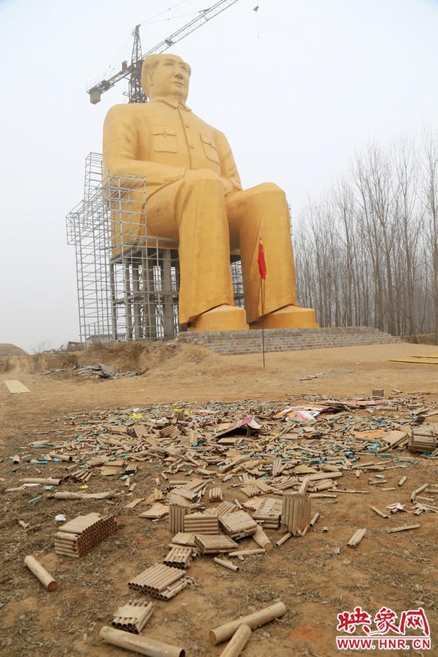 Dân Trung Quốc dựng tượng Mao Trạch Đông khổng lồ màu vàng ròng - Ảnh 3.