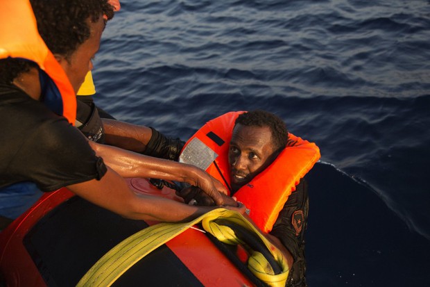 Chùm ảnh: Những gian nguy và đau đớn trên hành trình vượt biển của người tị nạn - Ảnh 8.