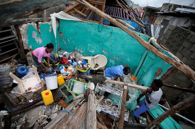 Khung cảnh hoang tàn đáng sợ sau khi bão mặt quỷ Matthew càn quét Haiti  - Ảnh 10.
