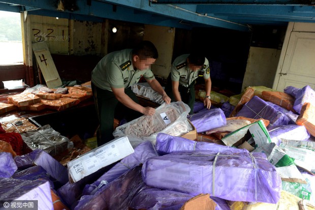Cảnh sát Trung Quốc thu giữ gần 200 tấn thực phẩm đông lạnh bẩn ở khu vực biên giới - Ảnh 4.