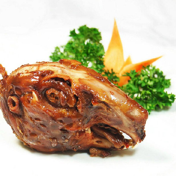 Trung Quốc: Gặm đầu thỏ ướp cay - Thú vui ẩm thực khiến nhiều người phải rùng mình - Ảnh 1.