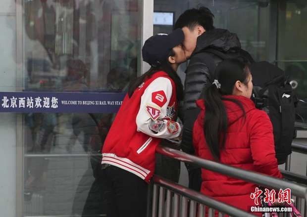 Những nụ hôn tạm biệt ở ga tàu Trung Quốc mùa về quê ăn Tết - Ảnh 2.