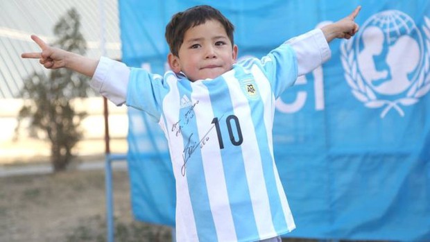 Final feliz para el pobre niño que hacía camisetas de Messi con bolsas de plástico - Foto 4.