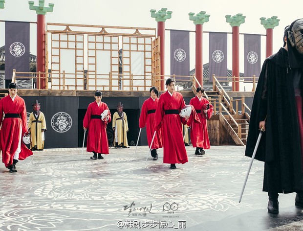 Moon Lovers: Hoàng tử Lee Jun Ki có vượt qua cái bóng Ngô Kỳ Long, IU có làm nên chuyện? - Ảnh 14.