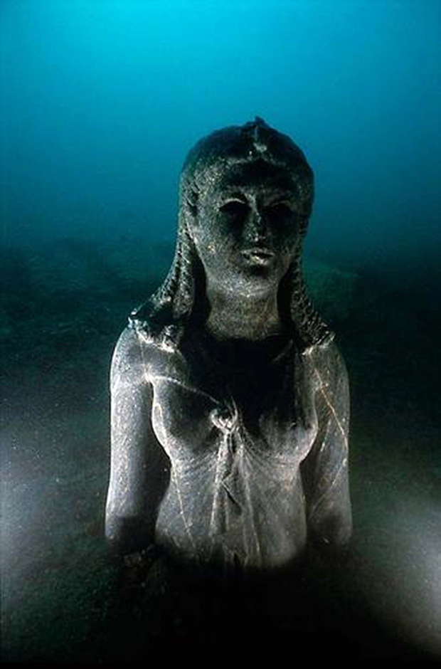 Lần đầu tiên kho báu cổ vật Ai Cập chìm dưới đáy biển được phơi bày trước công chúng - Ảnh 6.